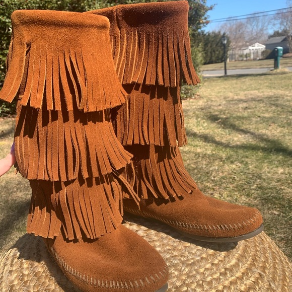 Minnetonka 3 Tier Fringe Boot - Picture 2 of 7